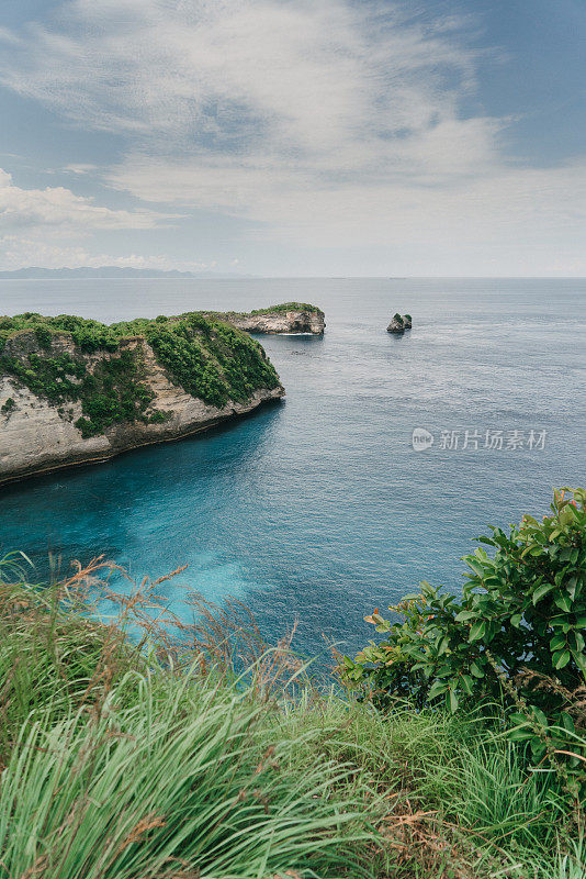 Nusa Penida的钻石白色海滩风景